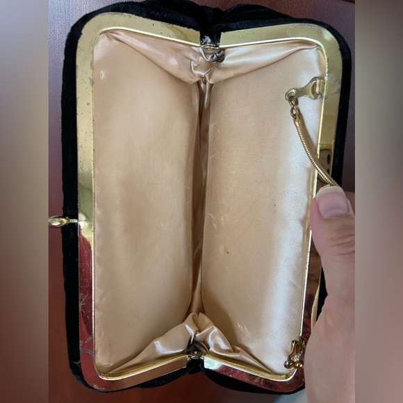 Stunning Black Velvet Vintage Evening Bag with Gold chain Handle & Kisslock Top - Picture 10 of 12